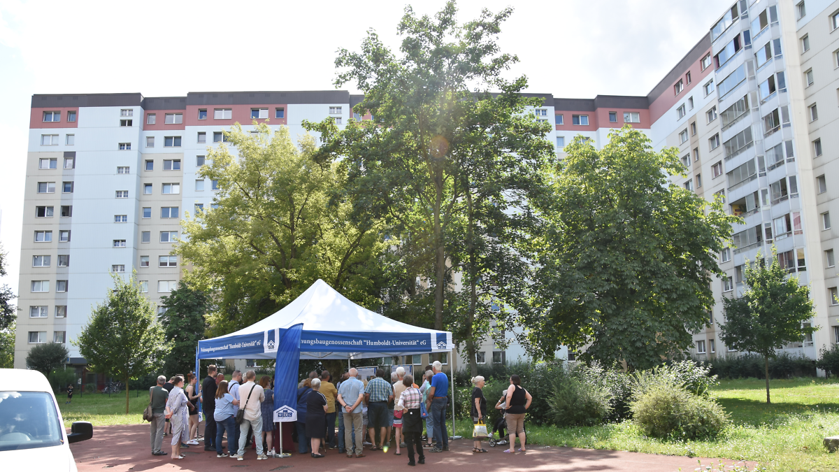 Pavillon mit Besuchern im Innenhof der Wohnanlage 1b
