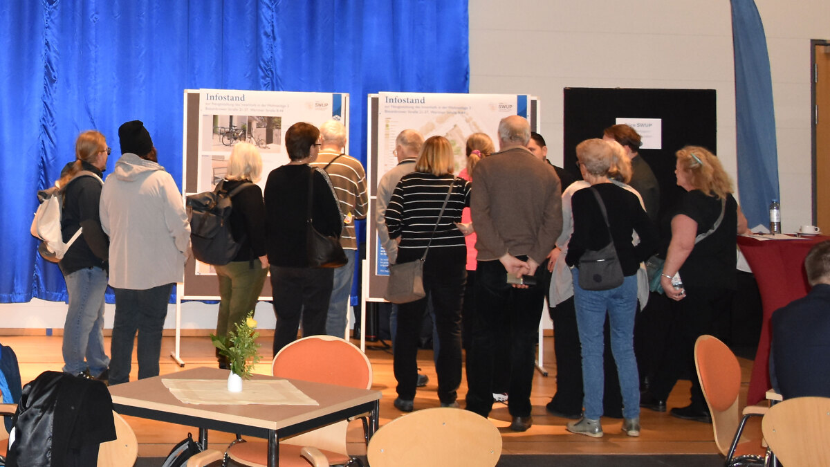 Besucher vor den Stellwänden der Infostände im Humboldt-Haus