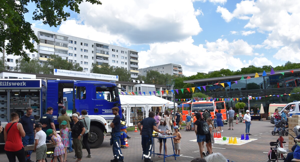 Kinderfest mit THW und Feuerwehr auf dem Gelände der Wohnungsbaugenossenschaft.